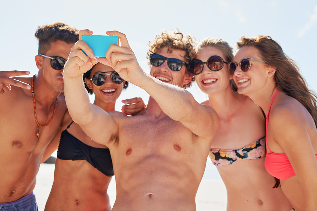 Amici e divertimento in spiaggia al Blu Beach Club