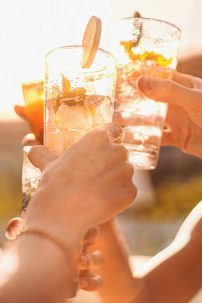 Aperitivo con drink al tramonto al Blu Beach Club