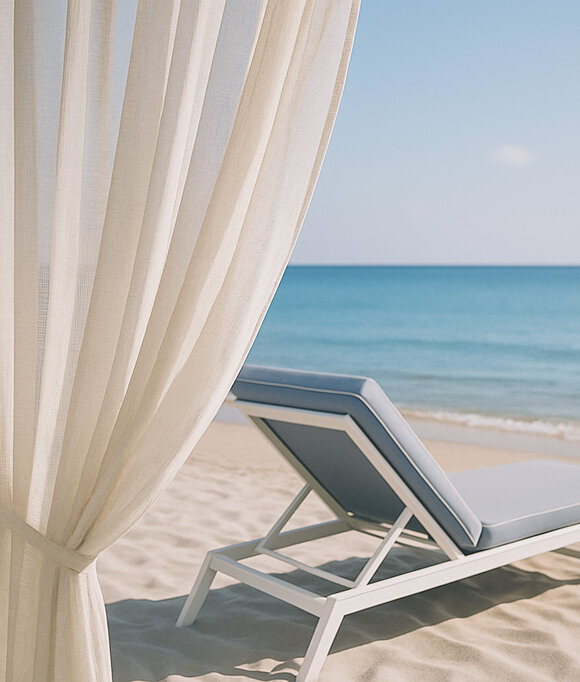 Dettaglio gazebo e lettino sulla spiaggia del Blu Beach Club
