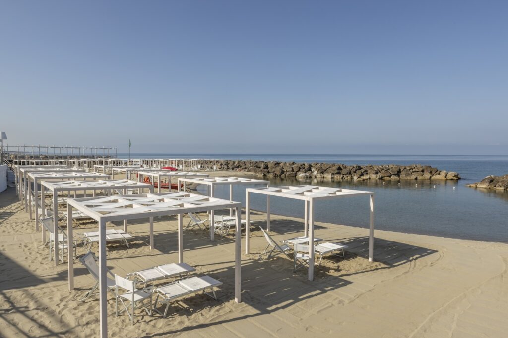 Blu-Beach-Club-Spiaggia-Servizi-Gazebo